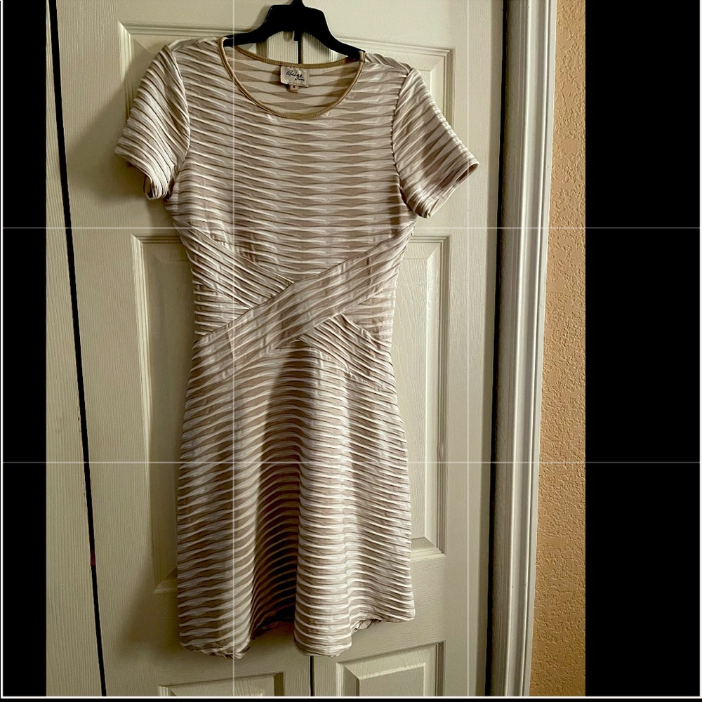 Short sleeve accent waist dress